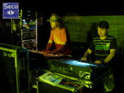 FOH mix se zvukařem kapely DOGA (vlevo) a osvětlovačem Marianem